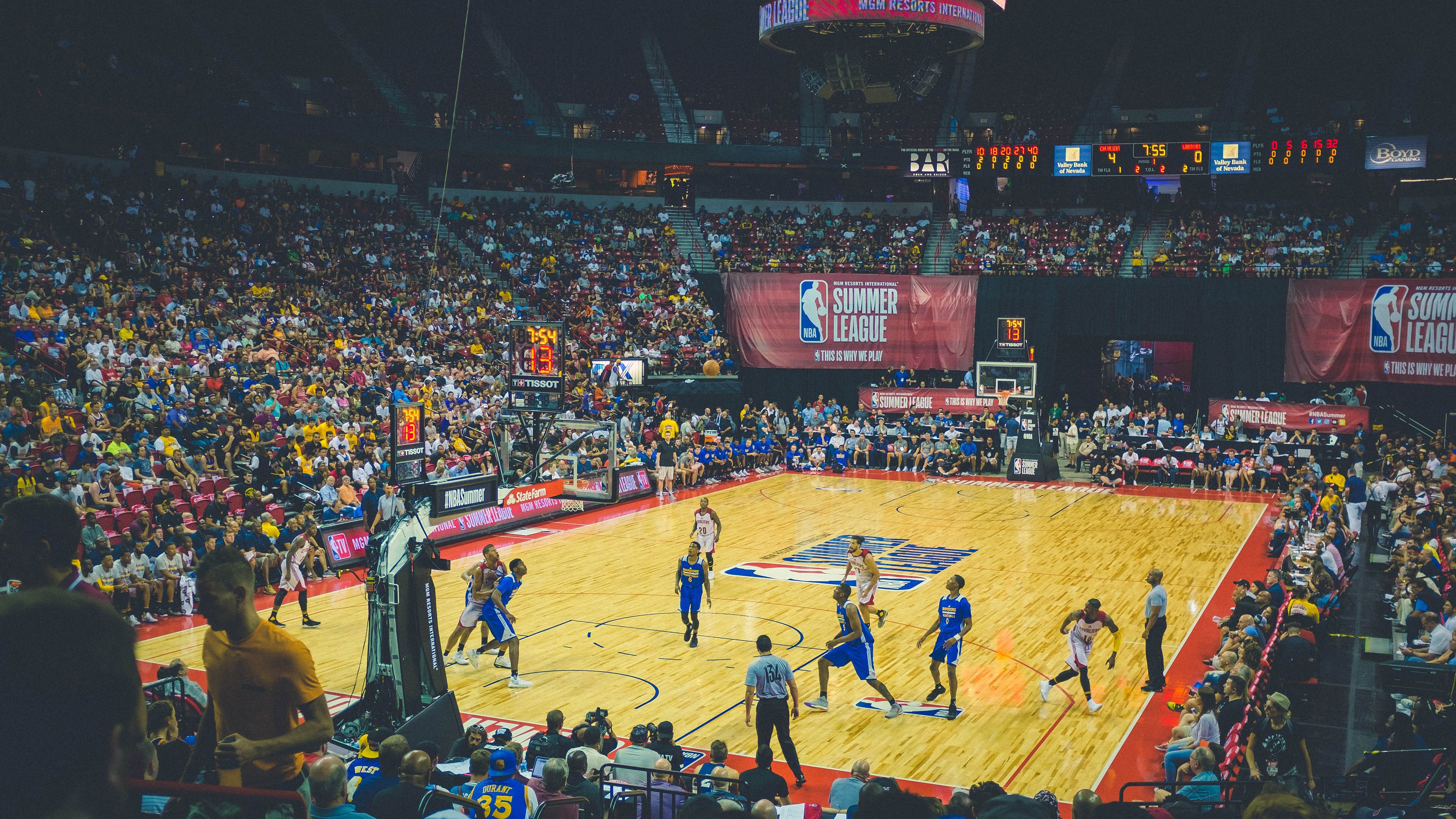 库里连续七场比赛得分超过大胜，曼联挑战极限！